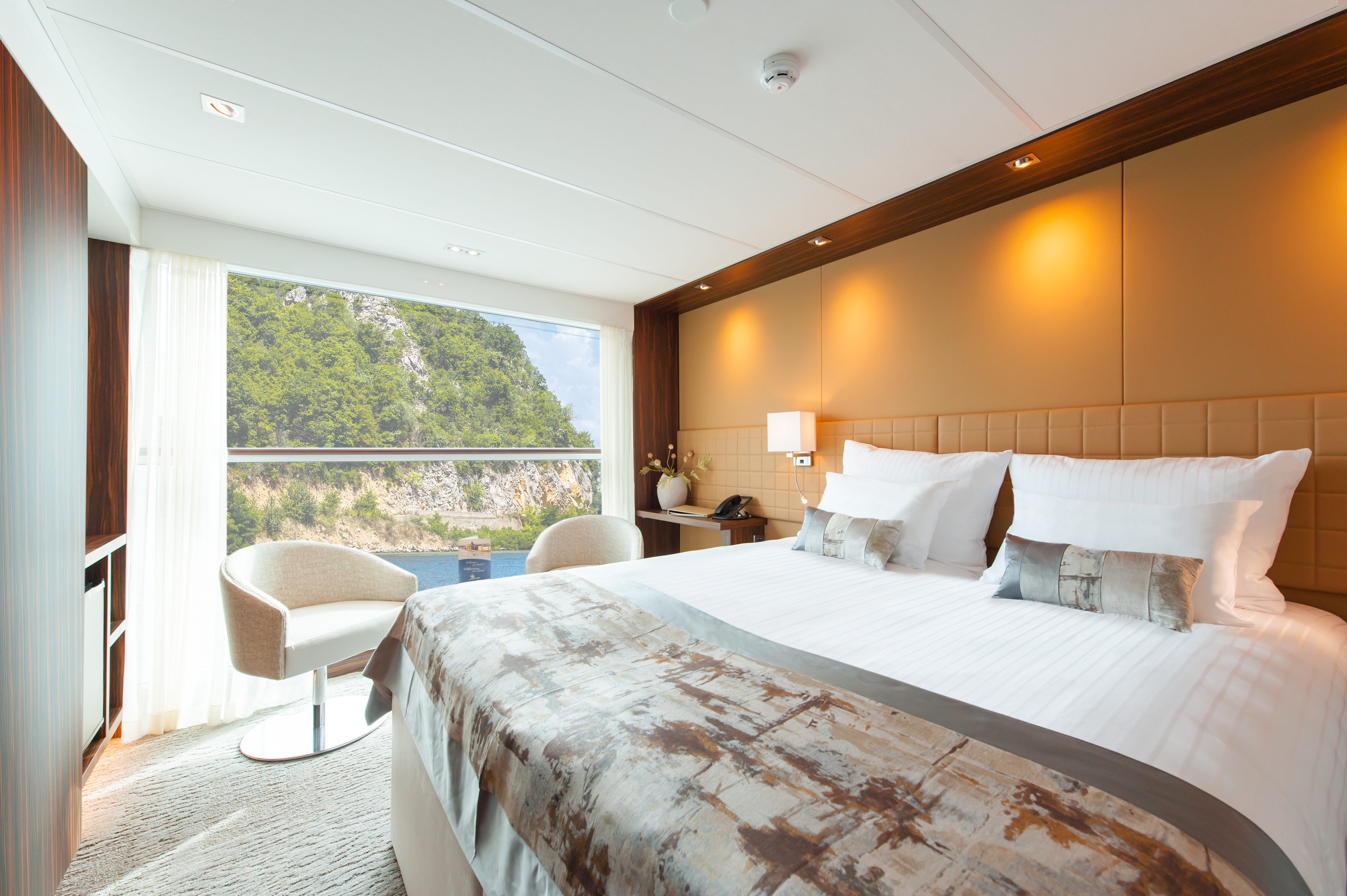 AMADEUS Queen 15