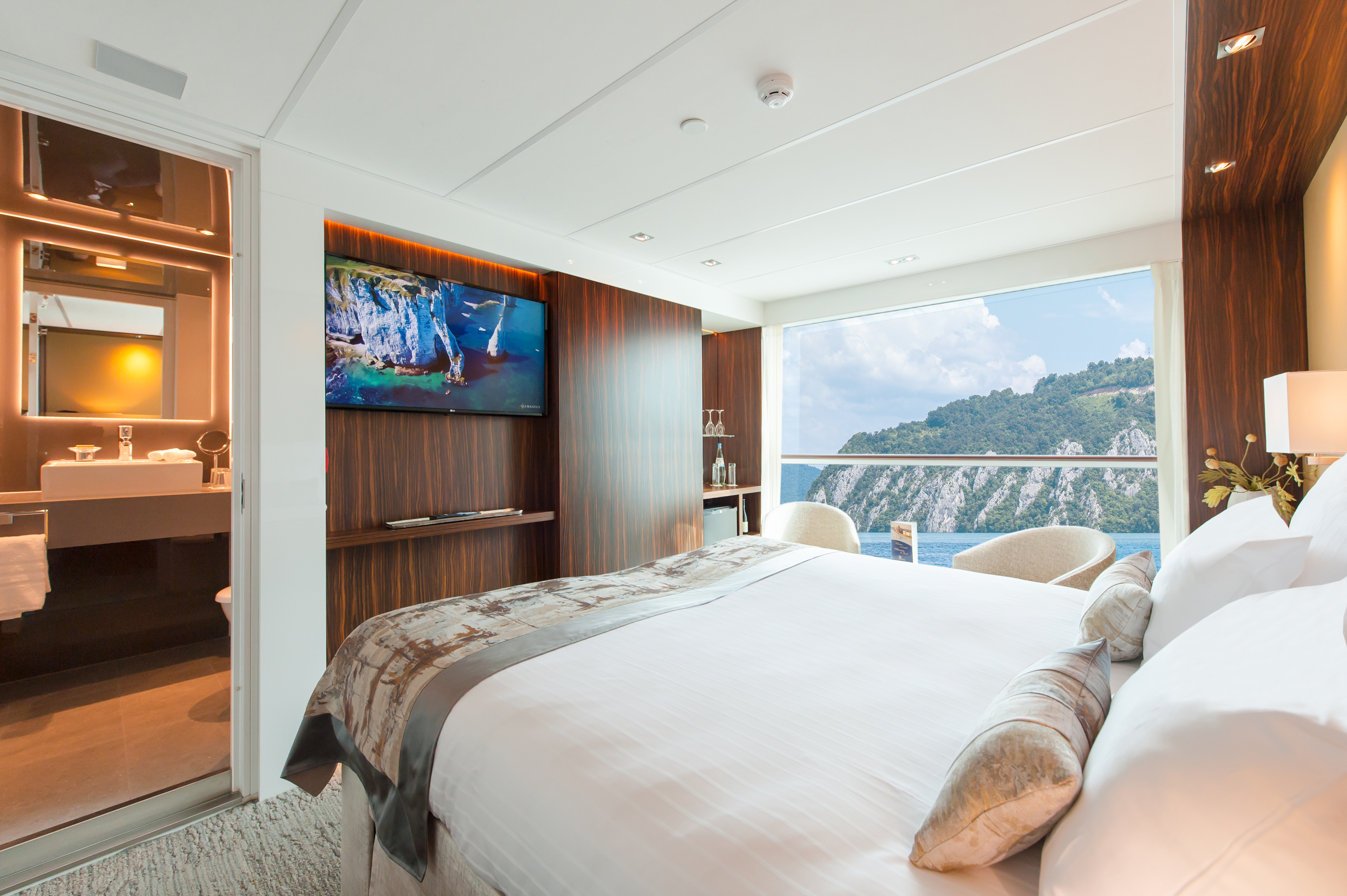 AMADEUS Queen 16