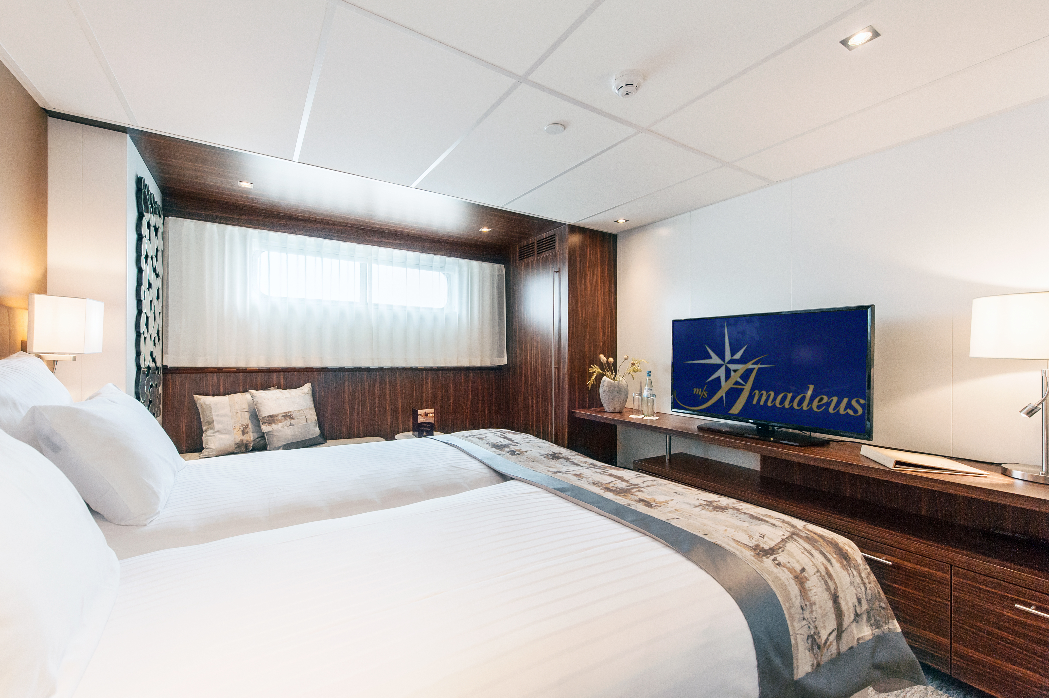AMADEUS Queen 13