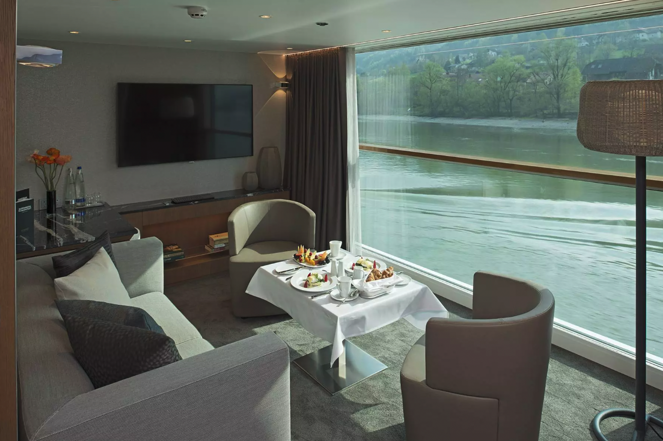 Scenic Jewel 28